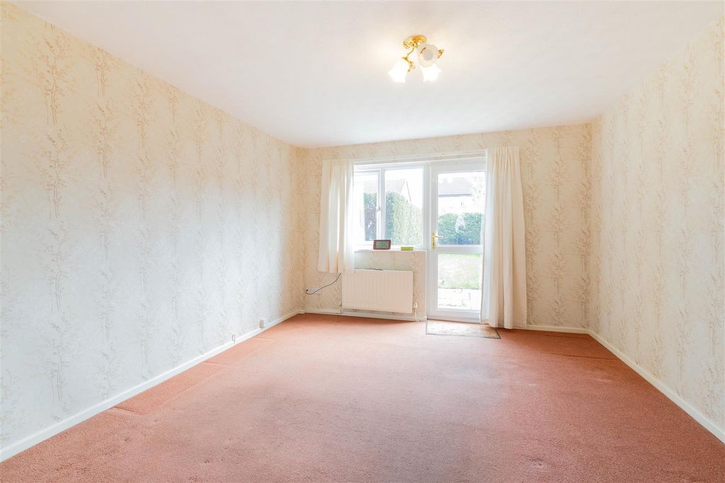 Property photo 2 of 8 Lounge