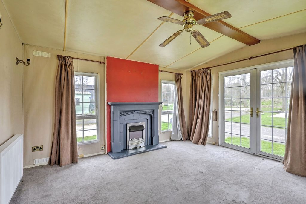 Property photo 3 of 17 Living Room