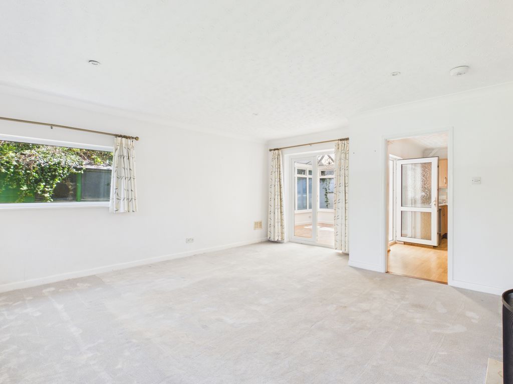 Property photo 3 of 11 Lounge