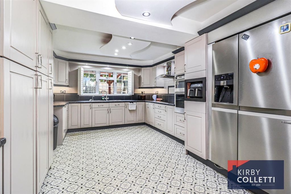 Property photo 2 of 30 Kitchen/Breakfast Room