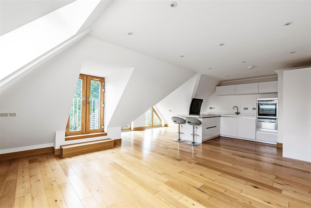 Property photo 3 of 22 Apt5-116-Westhall-Road-15.Jpg