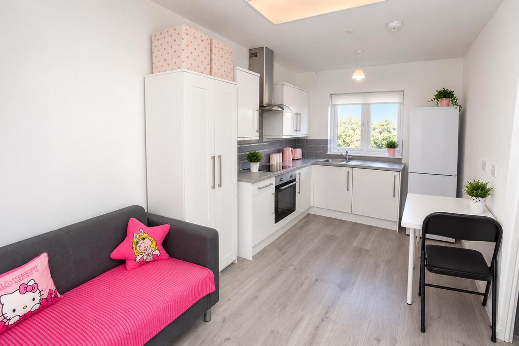 Property photo 3 of 9 71706528-00Be-44d2-B12d-d9Bafad4428A.Png