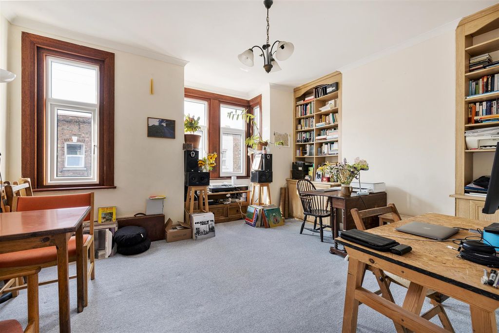 Property photo 2 of 13 Primrose Road, E10