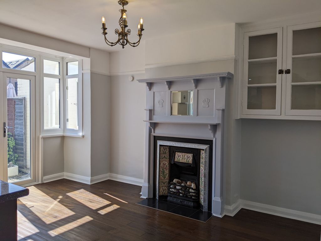 Property photo 3 of 11 Kitchen