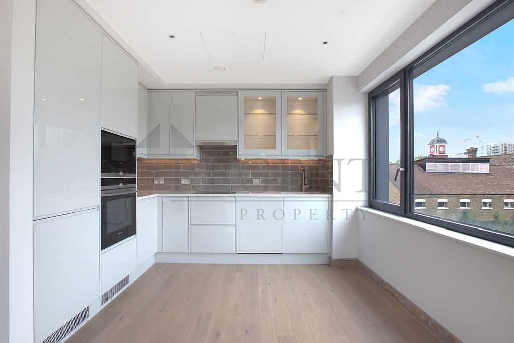 Property photo 3 of 10 Kitchen