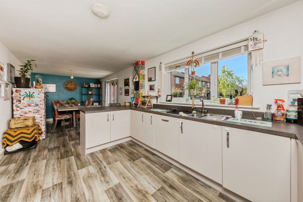 Property photo 2 of 16 Kitchen Diner