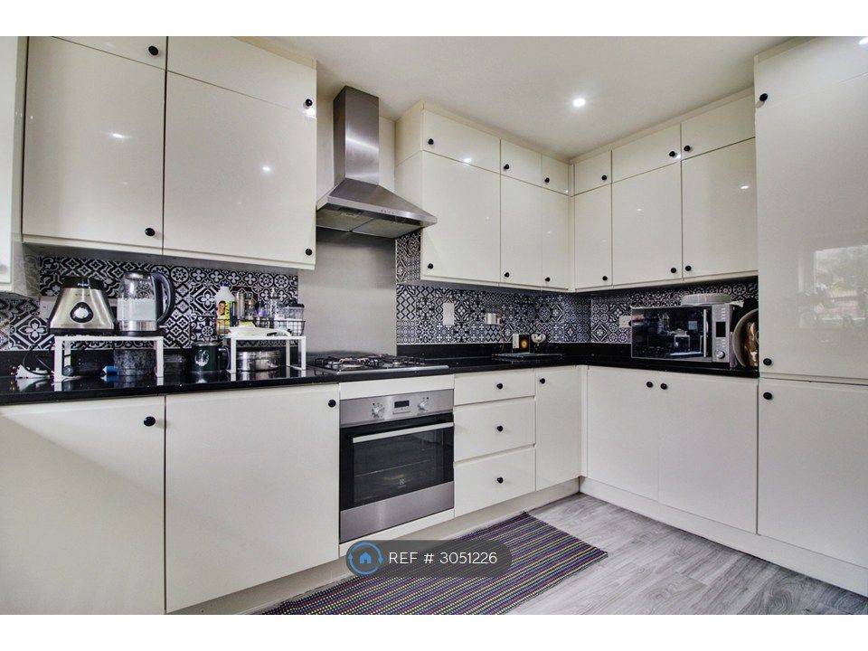 Property photo 3 of 18 Kitchen