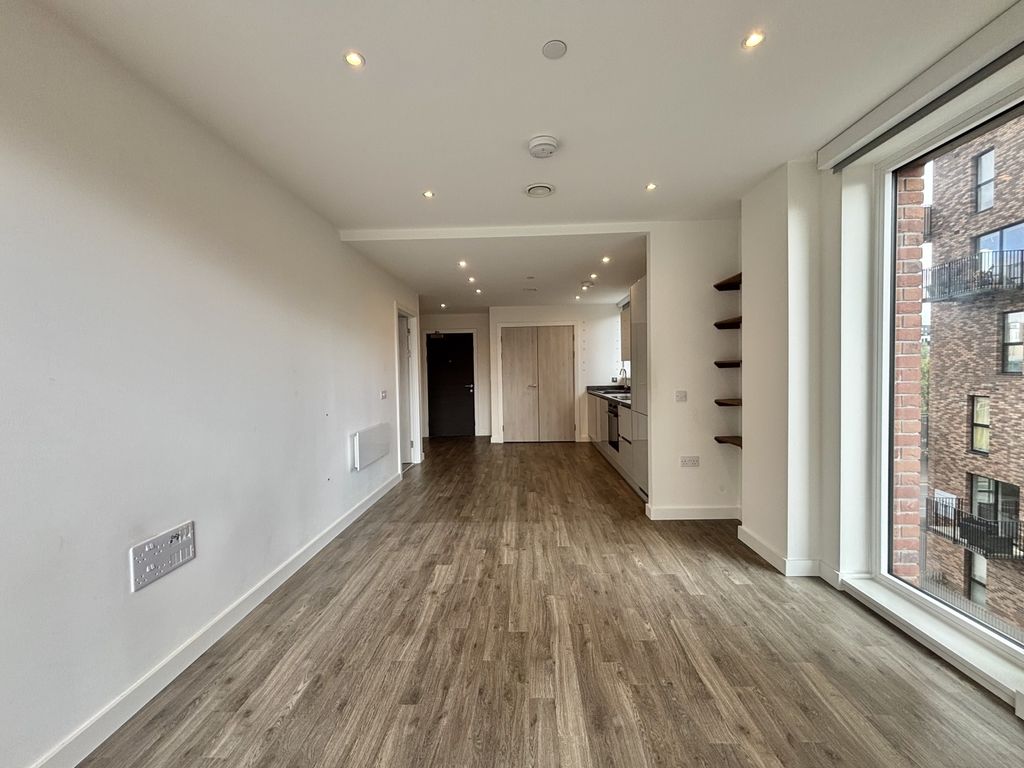 Property photo 3 of 12 Image00004
