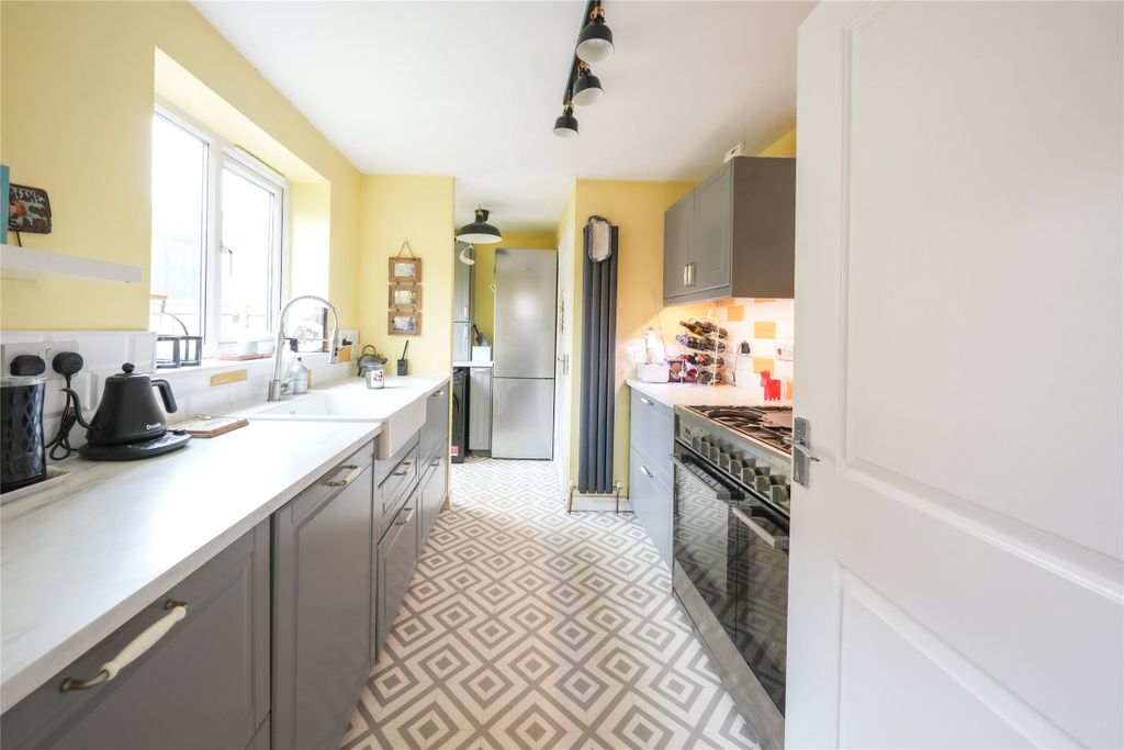 Property photo 3 of 18 Kitchen