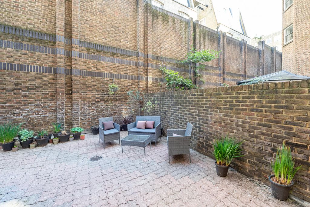 Property photo 3 of 9 Terrace / Patio