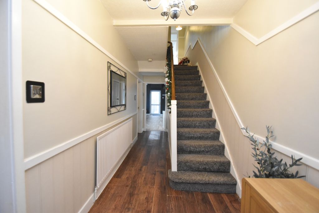 Property photo 3 of 14 Hallway