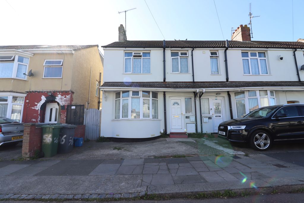 Property photo 1 of 1 Well-Located 3-Bedroom Home Â€“ Thornhill Road, Lu4