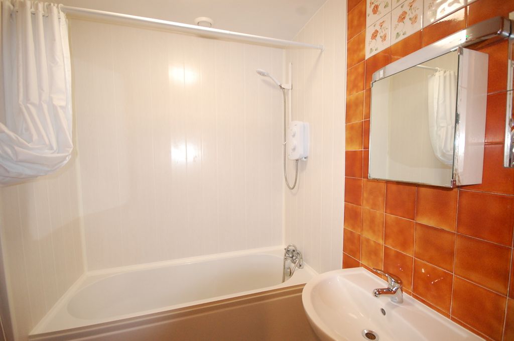 Property photo 3 of 7 Bsthroom