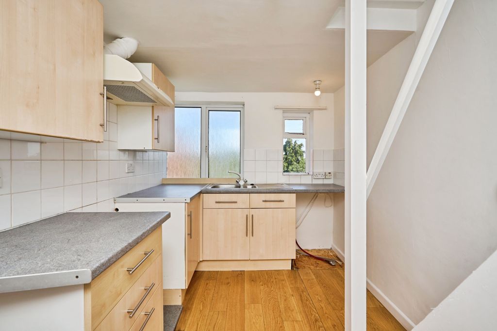 Property photo 2 of 10 Kitchen