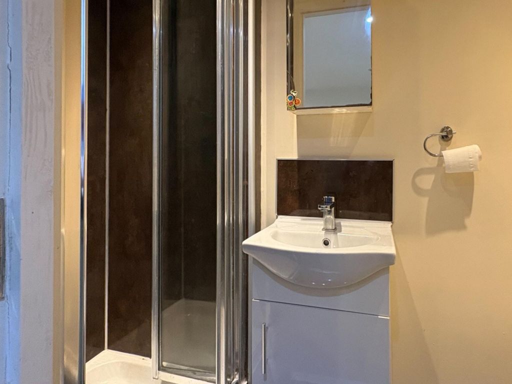 Property photo 3 of 9 Bathroom