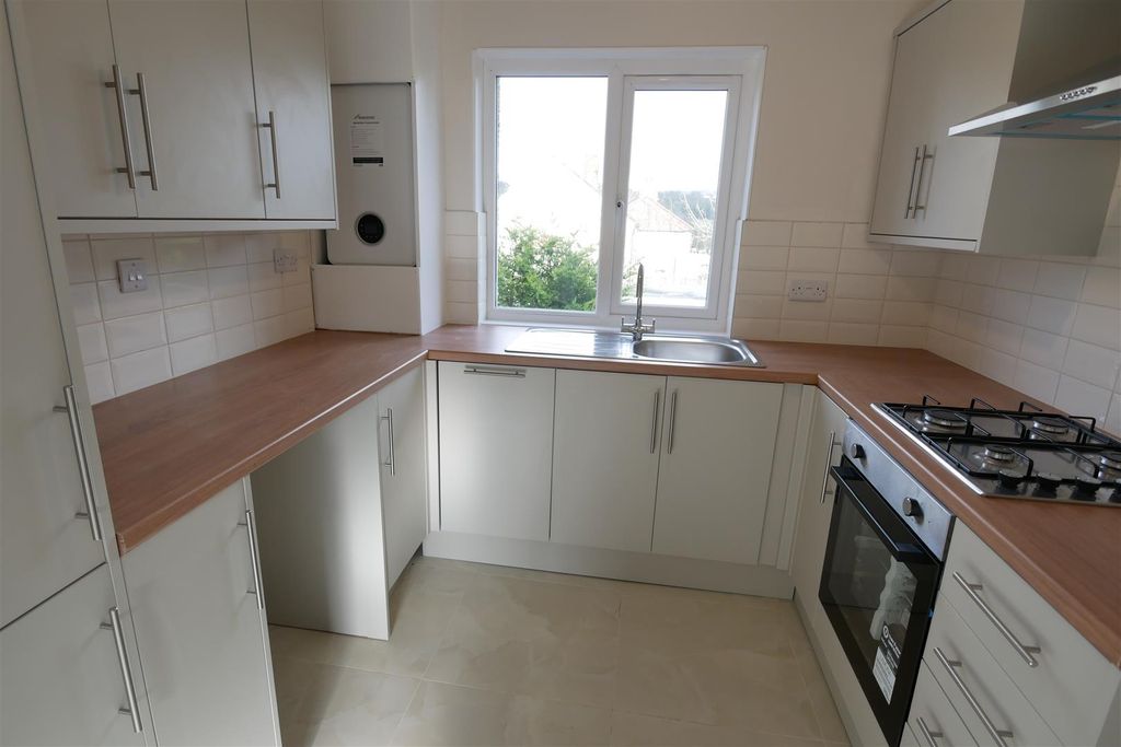 Property photo 3 of 7 Kitchen