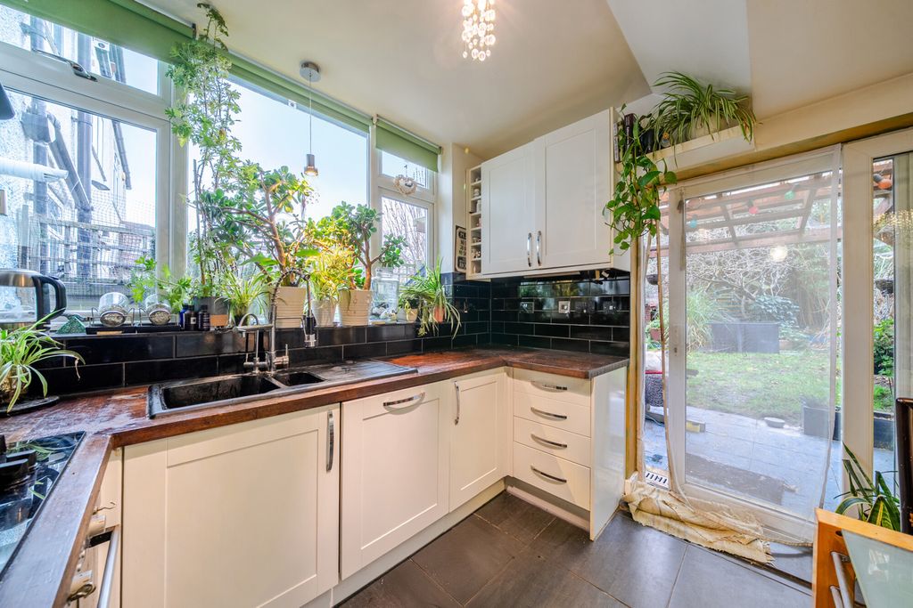 Property photo 2 of 21 Kitchen