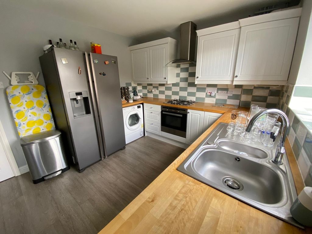 Property photo 3 of 10 Kitchen