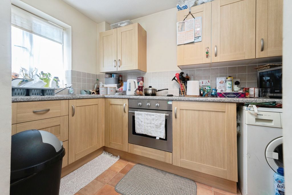 Property photo 3 of 10 Kitchen