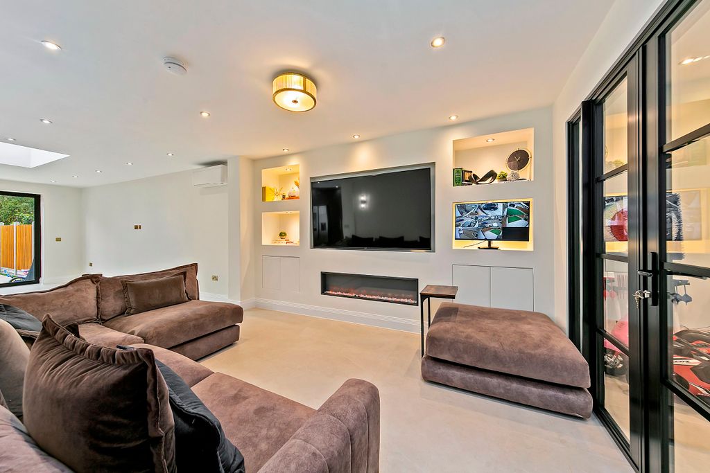 Property photo 3 of 27