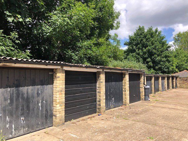 Property photo 1 of 8 Garage