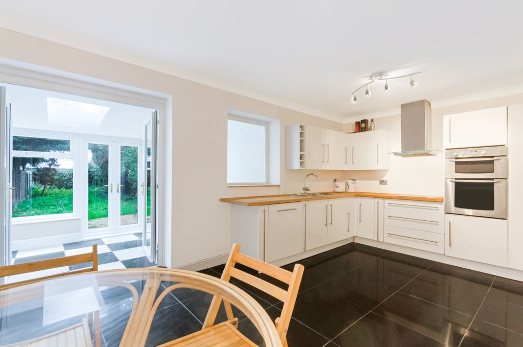 Property photo 3 of 11 Kitchen