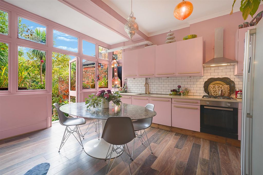 Property photo 3 of 17 Eat In Kitchen