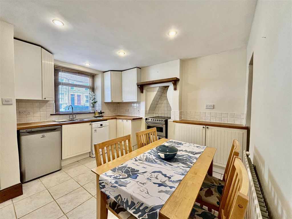 Property photo 3 of 10 Kitchen