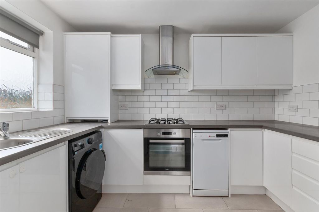 Property photo 3 of 11 Naish House