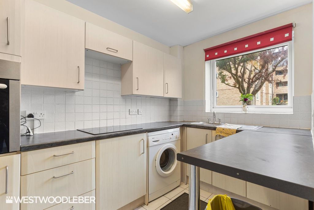 Property photo 2 of 15 Falconcourt_3.Jpg