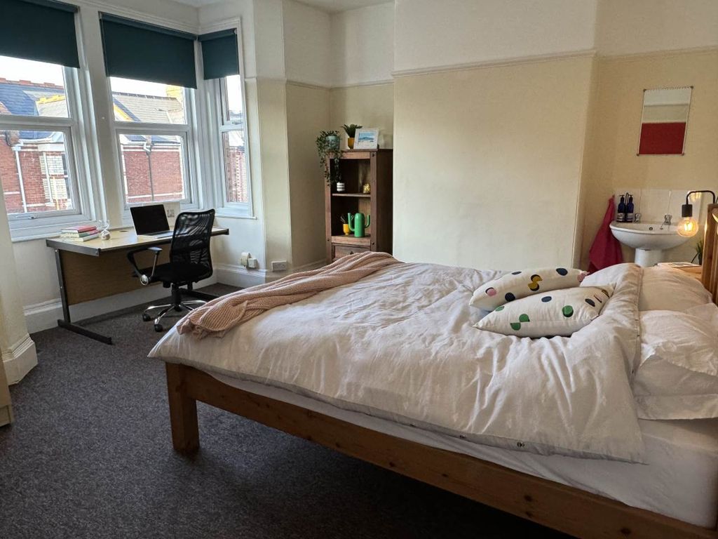 Property photo 1 of 11 Room 5
