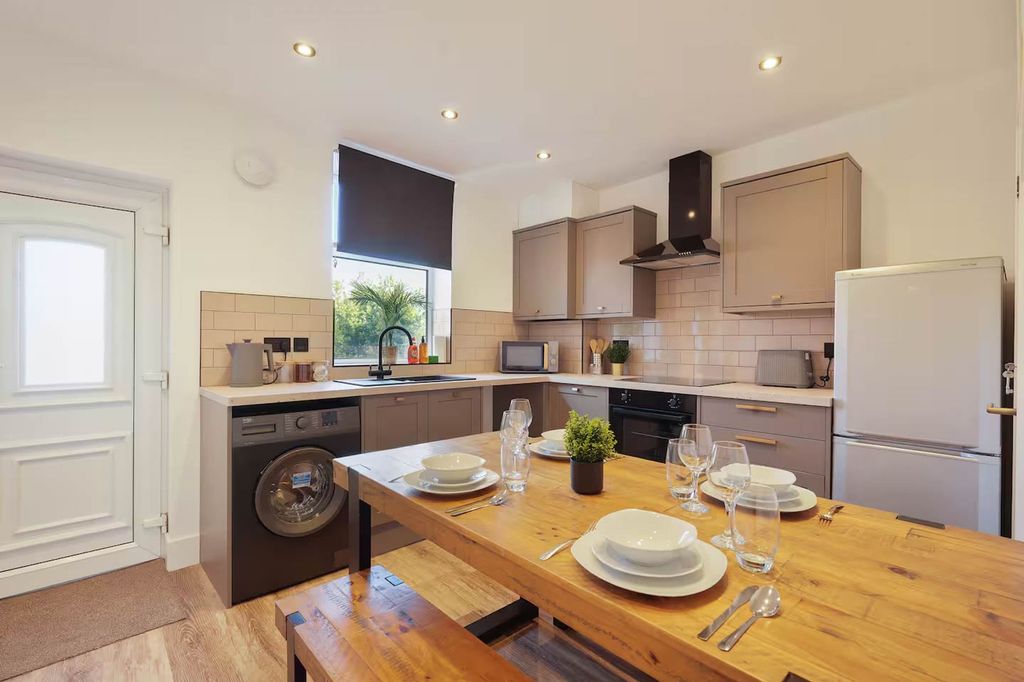 Property photo 3 of 36 Kitchen / Diner