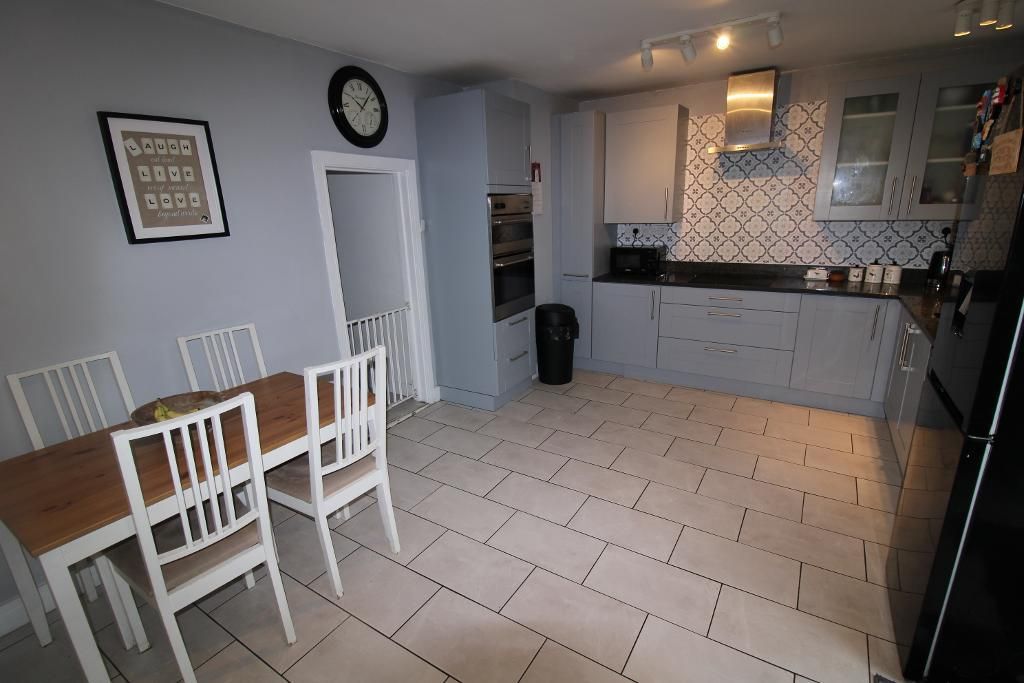 Property photo 2 of 11 Kitchen