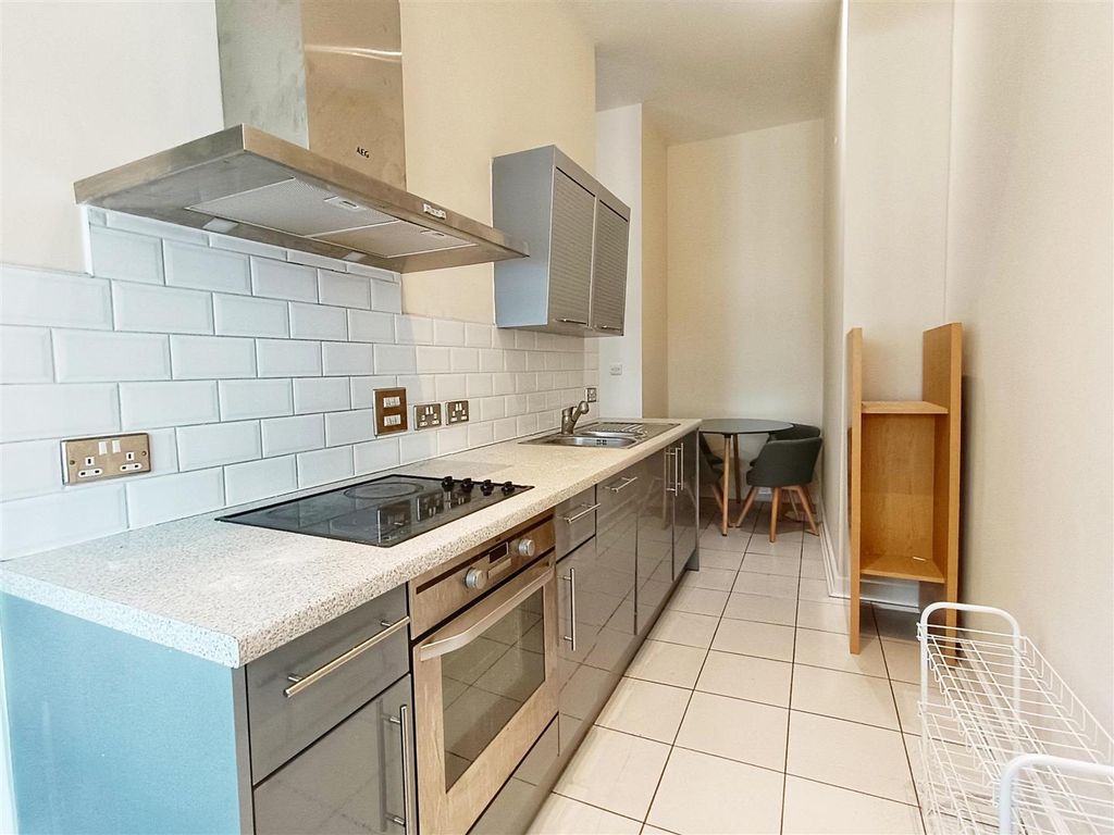 Property photo 3 of 11 Kitchen