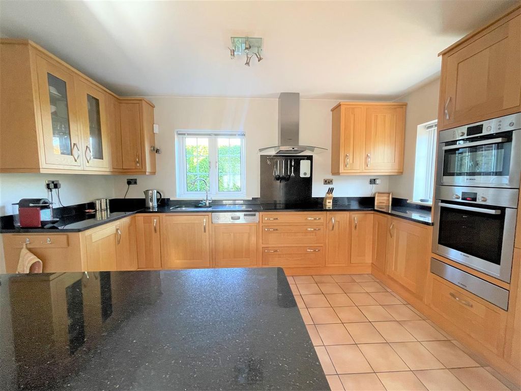 Property photo 2 of 19 Kitchen