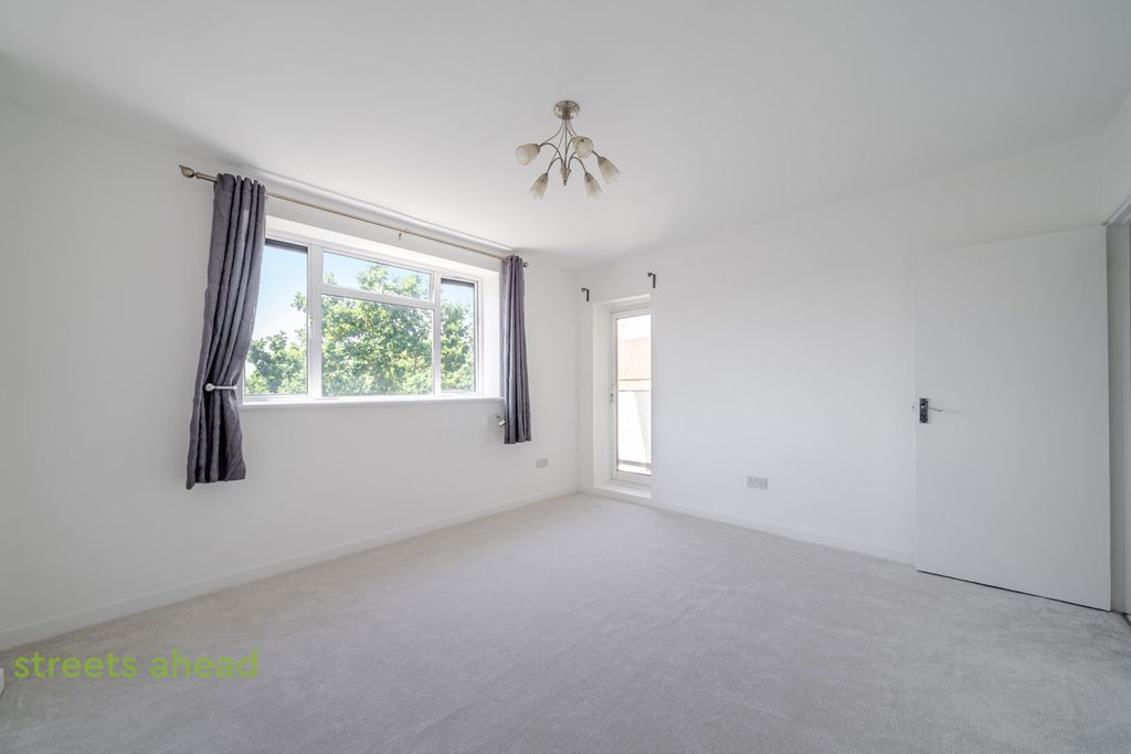 Property photo 3 of 16 B08059F5-77c4-491...