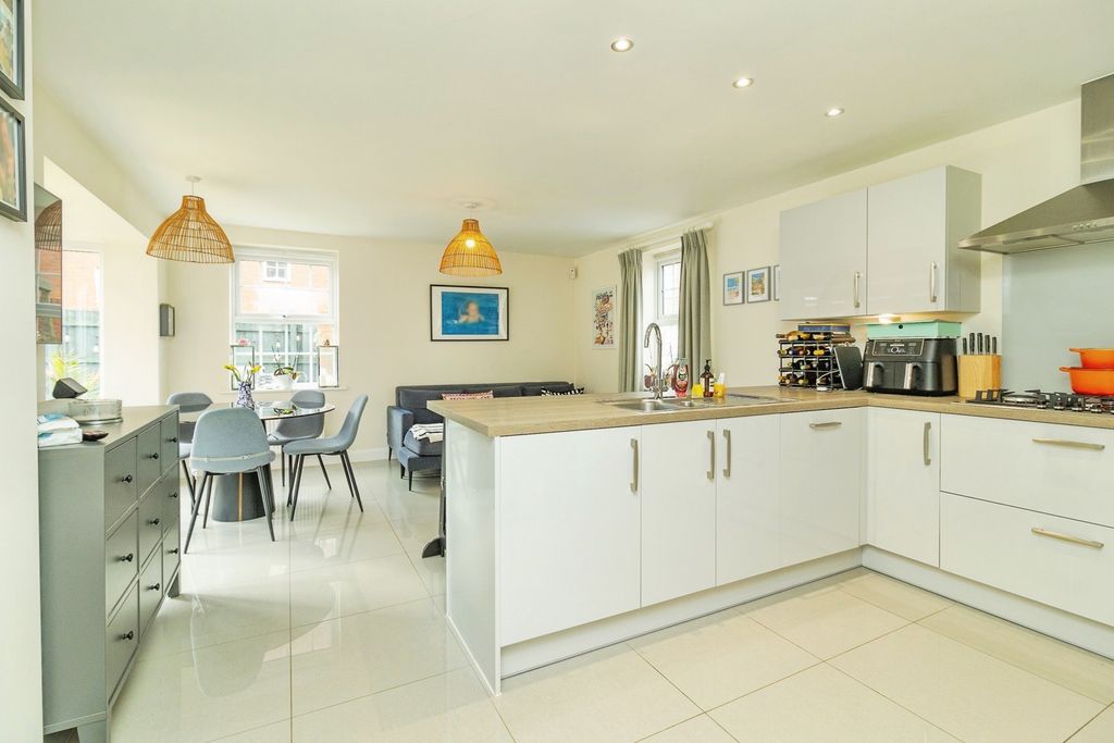 Property photo 3 of 20 Pbox-Img.Jpg