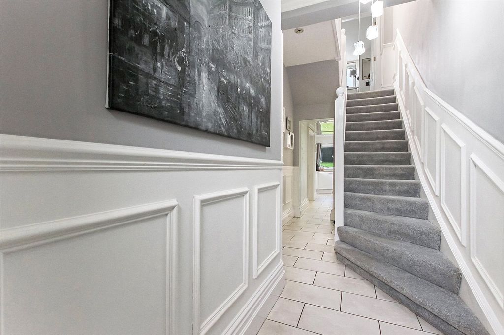 Property photo 2 of 19 Entrance Hall