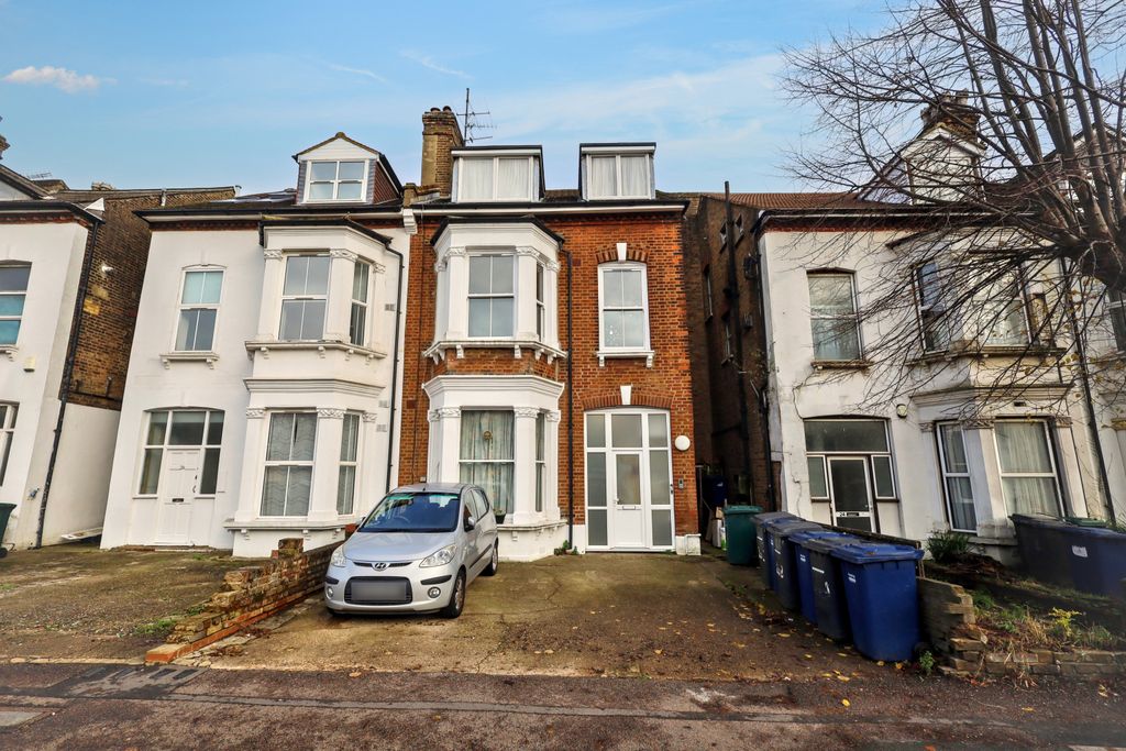 Property photo 1 of 18 First Floor 25 Claremont Road, Cricklewood, London, Nw2 1Bp