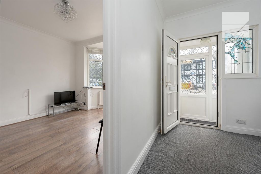Property photo 2 of 29 17 Greystone Gardens_0007.Jpg