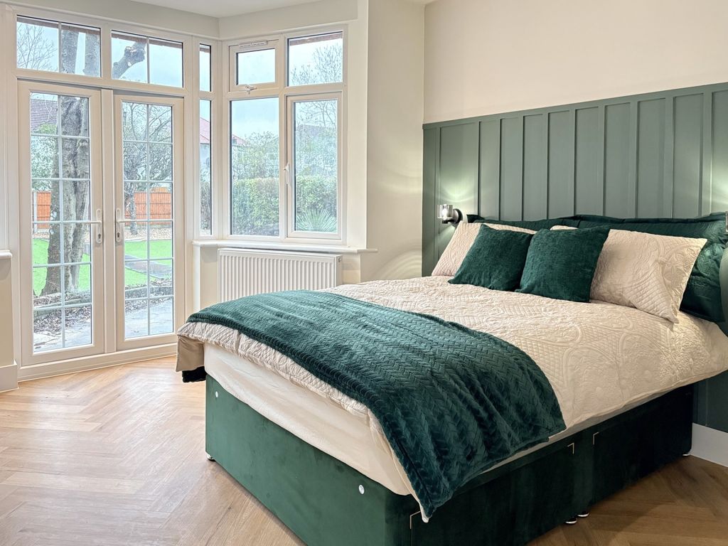 Property photo 1 of 9 Bright, Stylish Double Bedroom With Large Bay Wind...