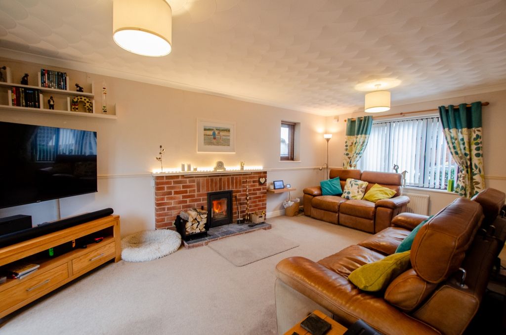 Property photo 2 of 12 3 Roseland Gardens Tps Bodmin 01208 74182-09