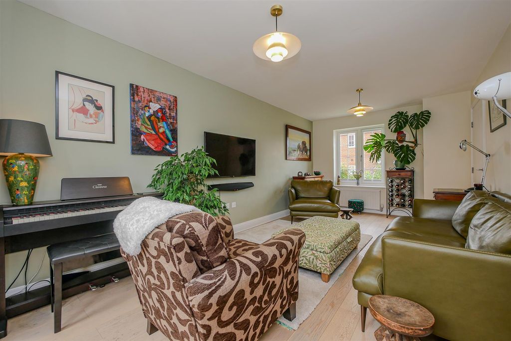 Property photo 3 of 18 Lounge