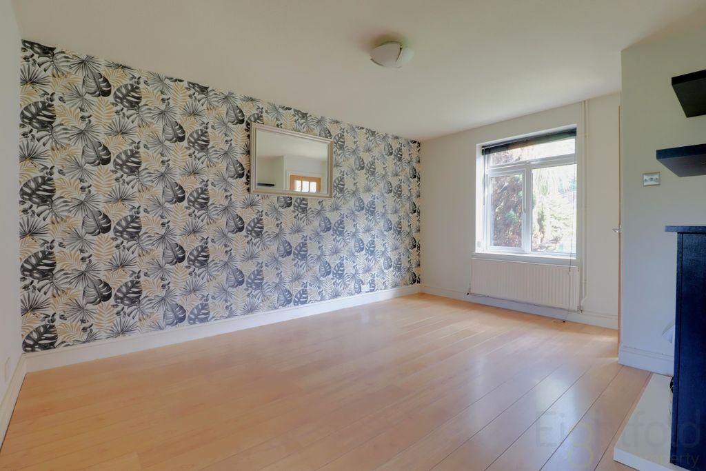 Property photo 3 of 11 Living Room