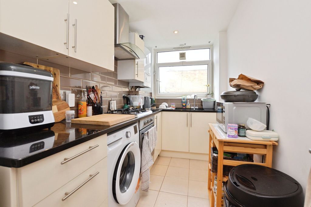 Property photo 3 of 6 14d684B9-Kitchen