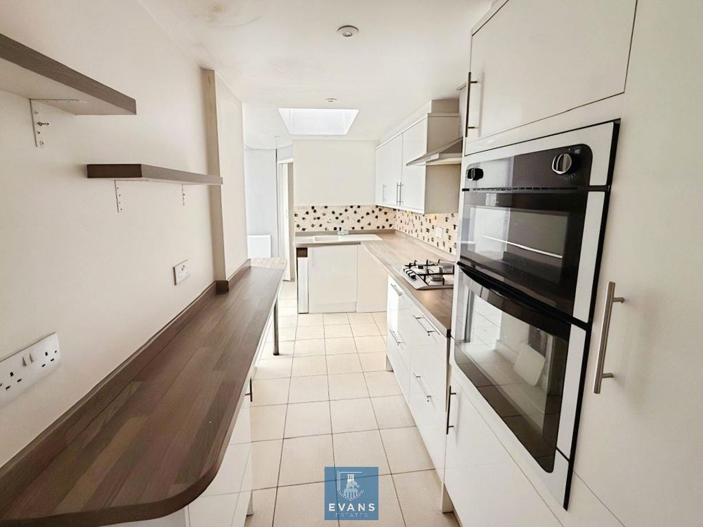 Property photo 3 of 19 Kitchen