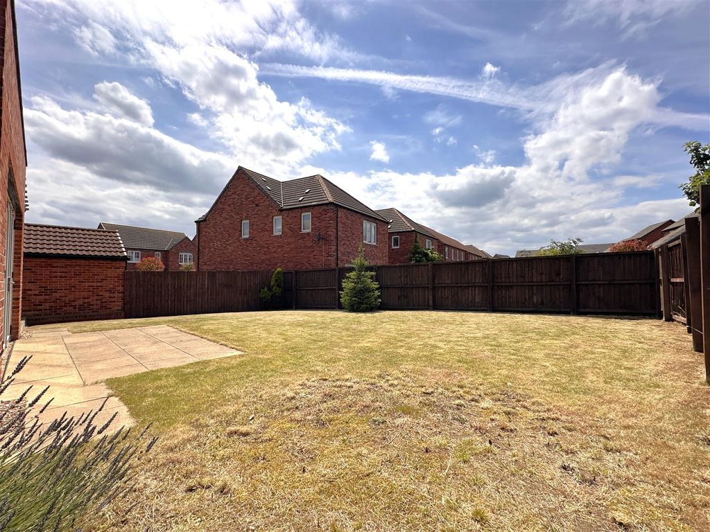 Property photo 3 of 27 Well-Appointed Rear Garden 991
