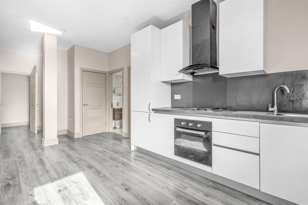 Property photo 2 of 6 Flat 41 Cube House, Hp22 5Tb-6.Jpg