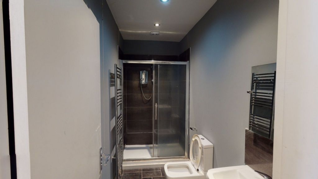 Property photo 3 of 15 A Modern And Well-Maintained Bathroom Suite Featur...