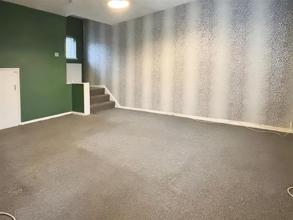 Property photo 3 of 12 Lounge